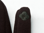 人差し指の刺繍部分にはタッチパネルに対応する糸を使用しています。