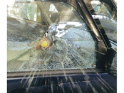 緊急時に車のガラスを割って脱出が可能