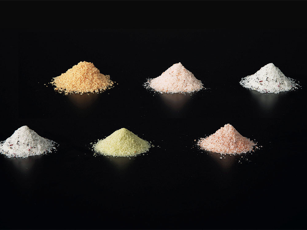 種類に応じてショウガやしそ、ガーリックパウダーなどを塩と混ぜています