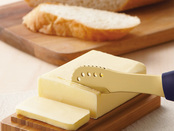 手の熱が伝わりバターが簡単に切れます。