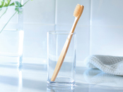 脱プラスチックを目指した環境配慮型の竹製歯ブラシです