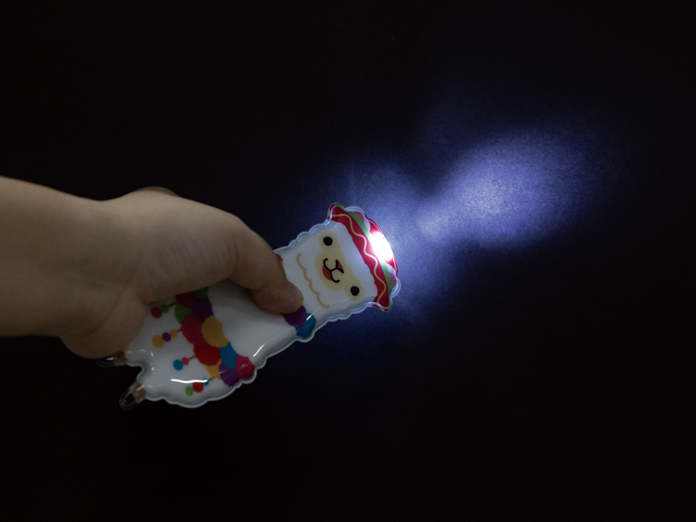 LEDライトとして手元を照らします