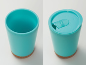 樹脂製でお手入れ簡単、飲み口はスライド開閉式です。