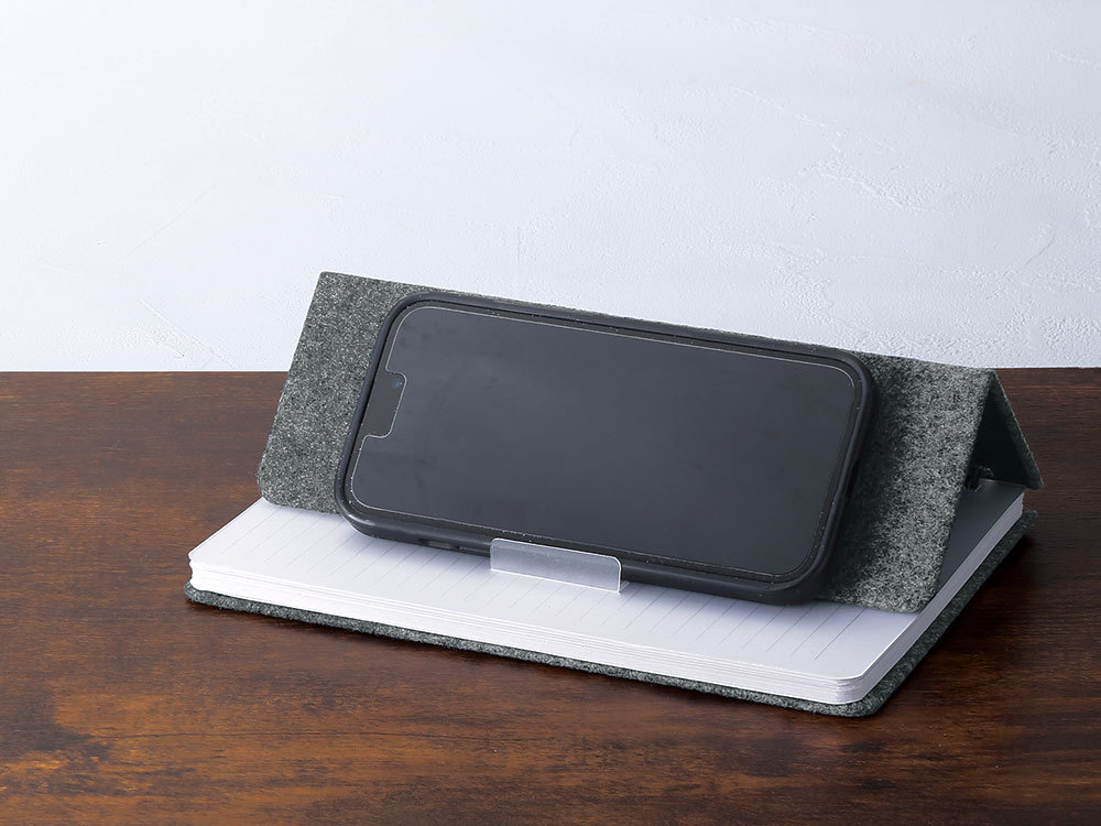 スマホを立て掛けやすい仕切り付き