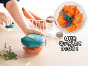 ひっぱるだけでみじん切りができちゃう♪