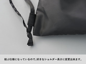 紐の長さは調整可能