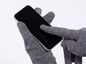 着けたままでもスマホ操作ができます。