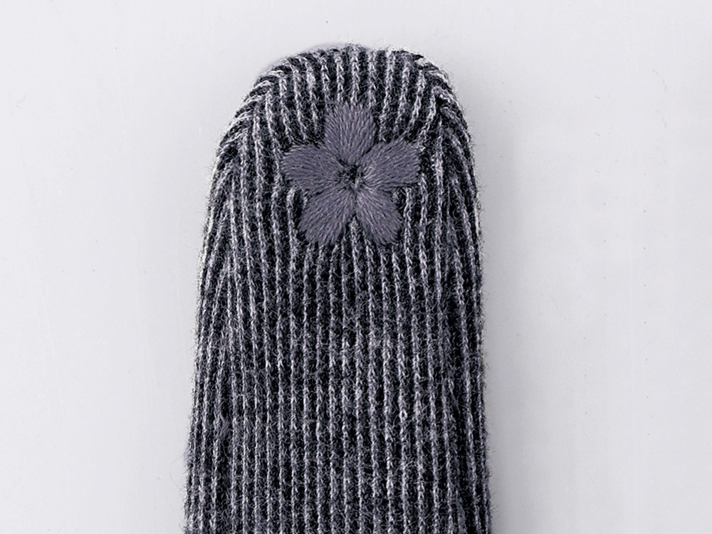 親指と人差し指には、タッチパネル対応の刺繍部分