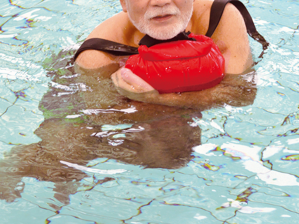 空気を入れて密封すると浮き具に