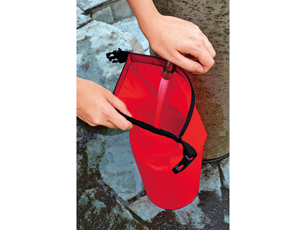 バックパックには12Lの水が入ります