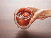 冷たい飲み物を注いでも結露しません。