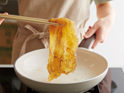 残った厄介な油を吸い取ってゴミ箱にポイ！