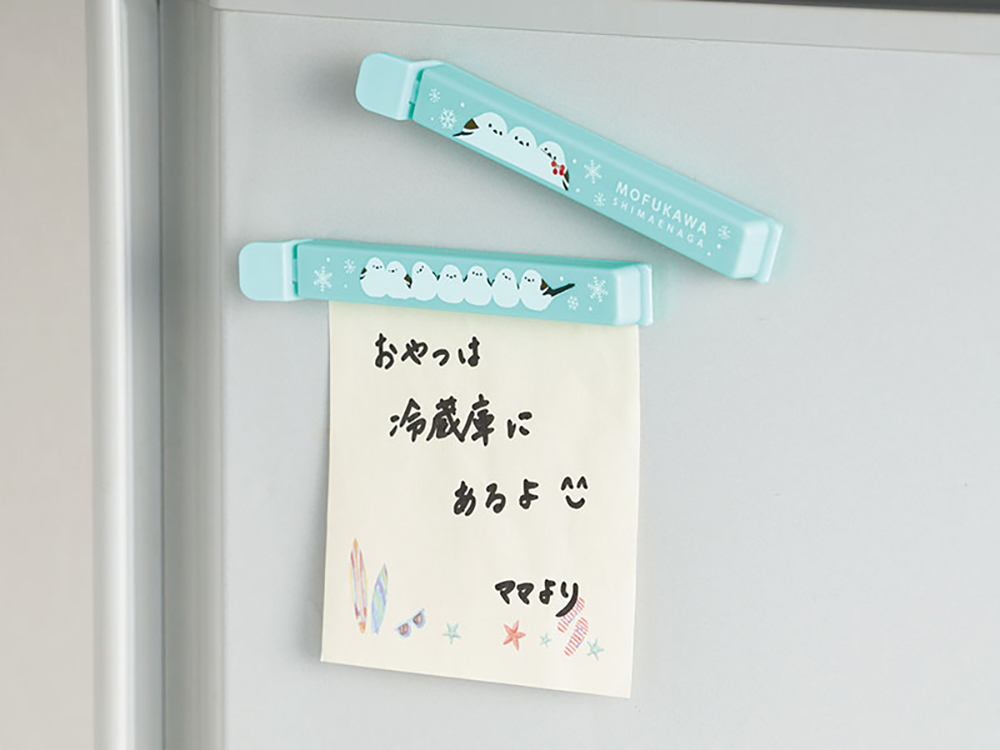 冷蔵庫などに貼り付けられるマグネット付き