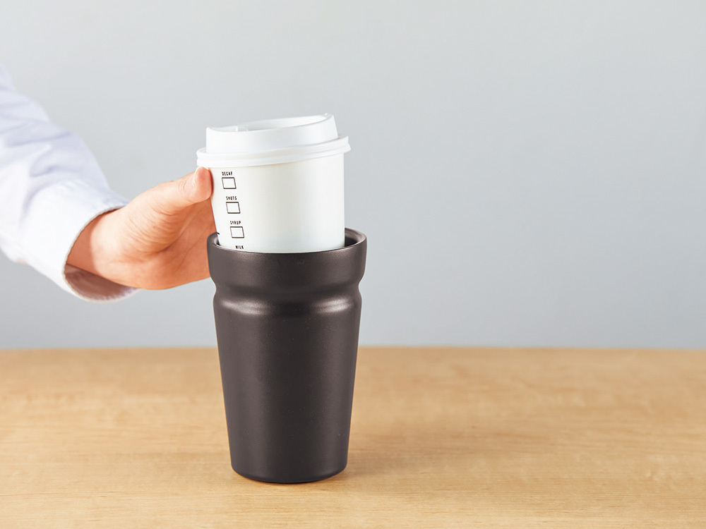 コンビニコーヒーを入れてカップホルダーに