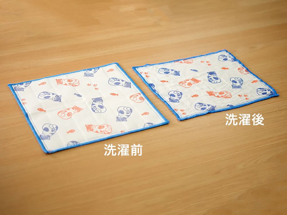 かや織ふきんは洗うと糊が落ち、繊維が引き締まるため縮みます