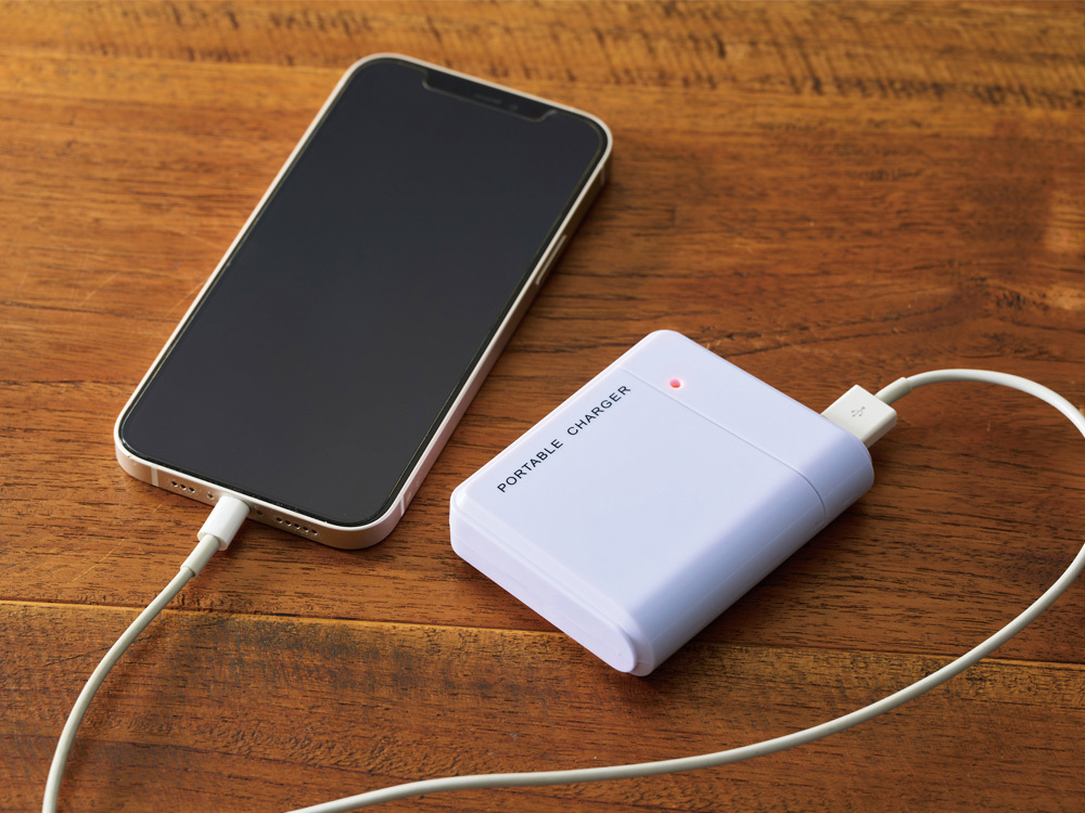 お手持ちのUSBアダプターで機器へ充電
