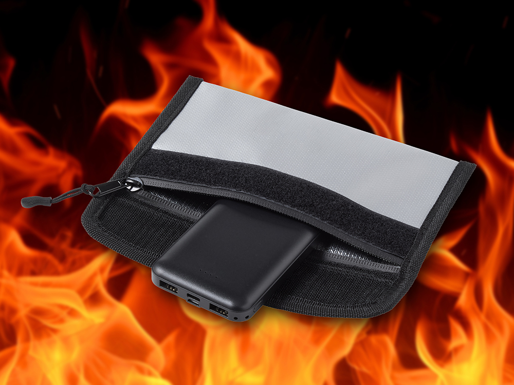 メラメラと燃える炎から、耐火ポーチの中に入れたモバイルバッテリーを守るイメージの画像。