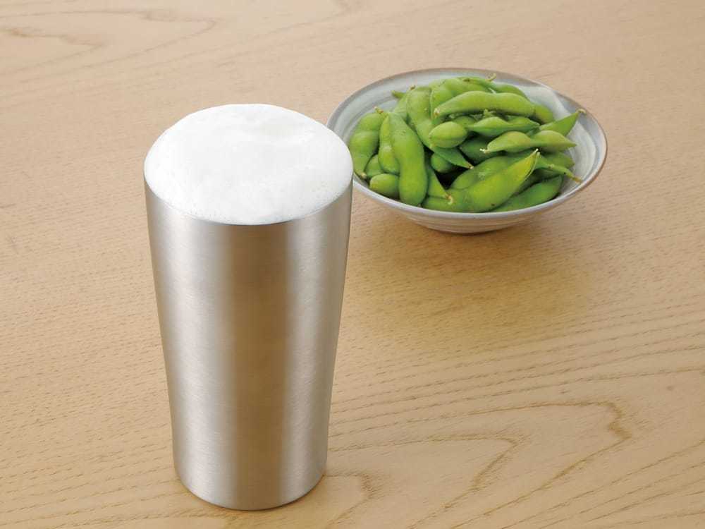 キンキンに冷やした真空ステンレスタンブラーに注がれたきめ細やかなビールの泡。おつまみの枝豆も美味しそうです。