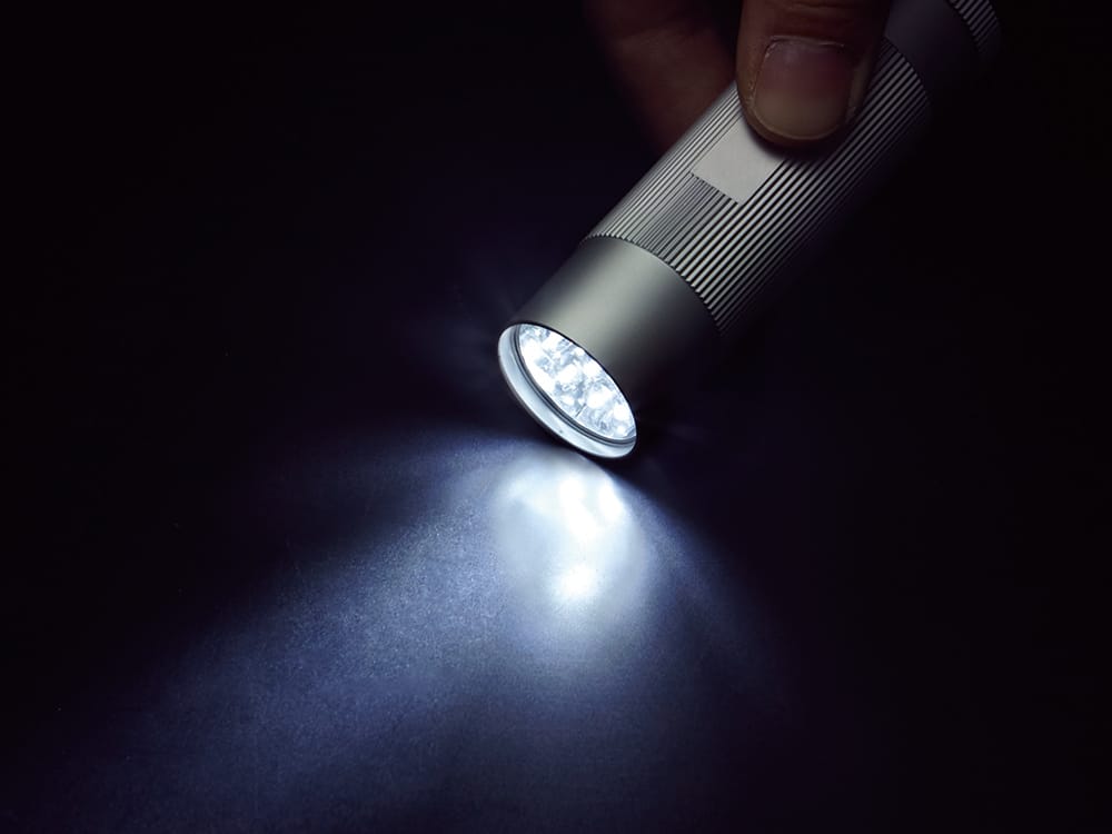高輝度の9灯式LEDライトは、非常時やアウトドア等で大活躍します。
