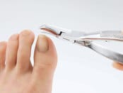 ニッパー式爪切りは、握りやすく分厚い爪もサクッと切れます。