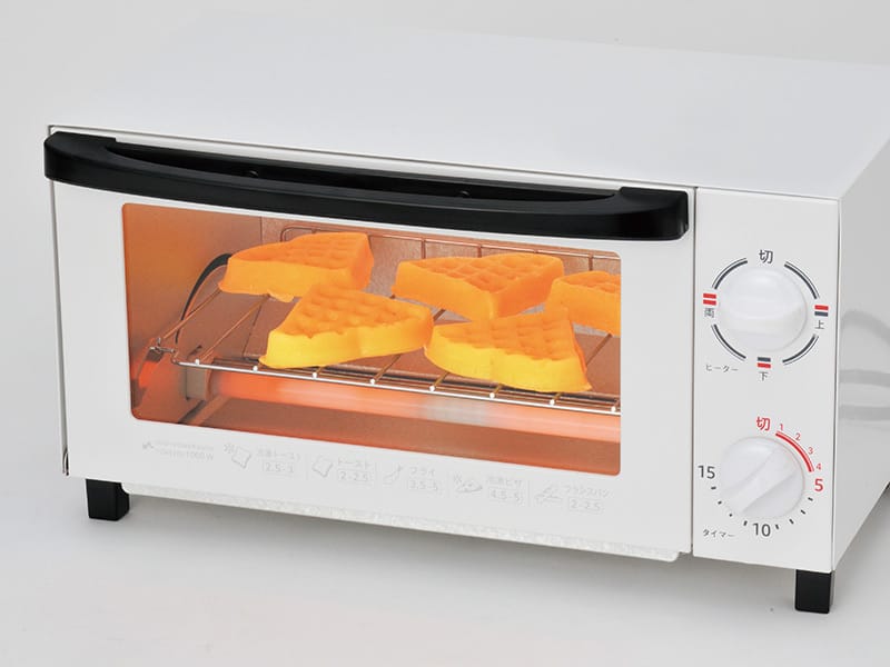 型から取り出し、オーブントースターで軽く焦げ目がつくまで焼き上がればサクサクの食感になります。