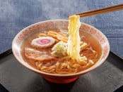 三段熟成のモチモチ食感麺に素材の味を生かした和風醤油スープがよく絡み相性抜群！