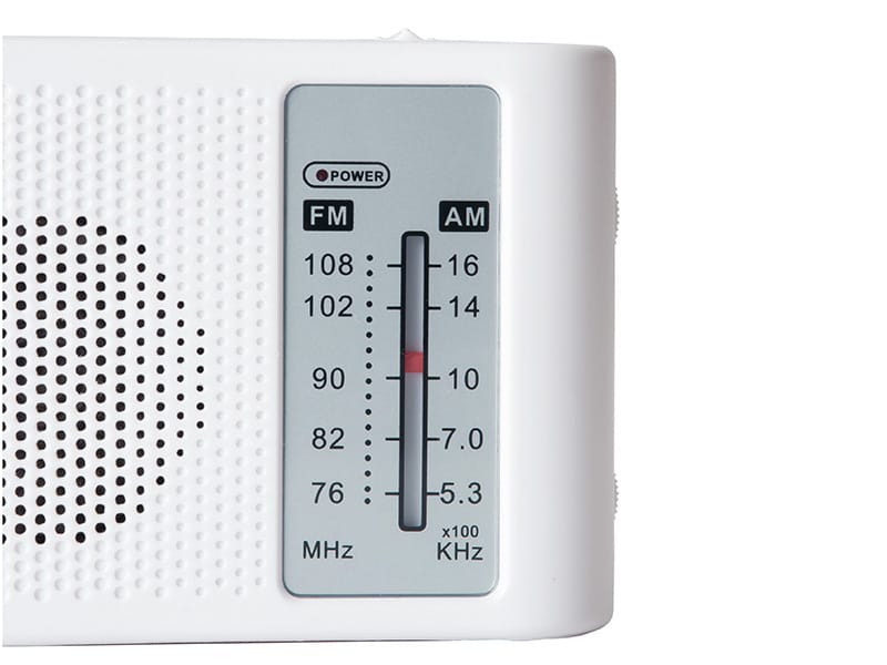 災害や電波障害に強いFMの周波数を使い、AMラジオの番組を放送するサービスです。FMラジオは雑音にも強く、いざという時にも情報を聴き取りやすいメリットがあります。