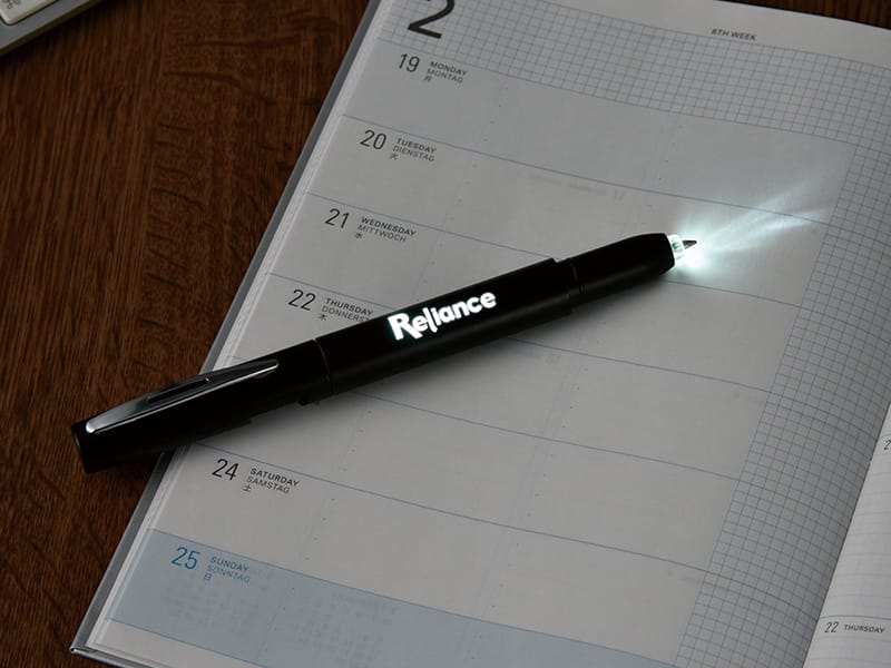 ペン先とともにペン軸も光ります。