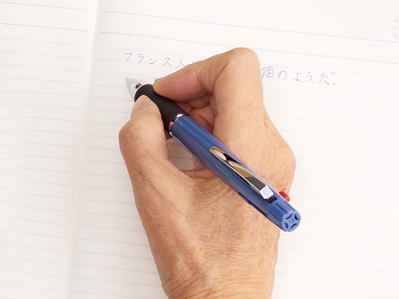 書きやすいグリップのペンです。