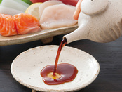 日本最北端で作られる羅臼産昆布を使用した刺身、煮物などにぴったりの出し醤油です。