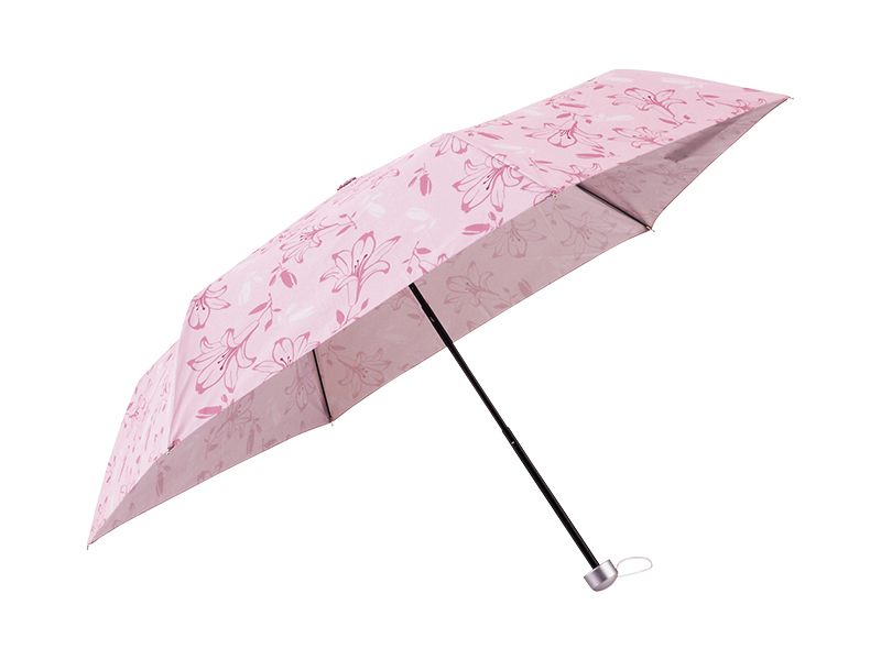 シンプルなコーディネートにも合う傘です。